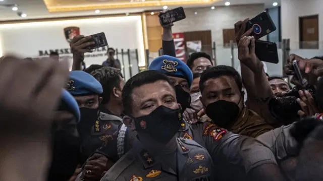 Kadiv Propam nonaktif Irjen Pol Ferdy Sambo (tengah) berjalan keluar usai menjalani pemeriksaan di Bareskrim Mabes Polri, Jakarta, Kamis (4/8/2022). 