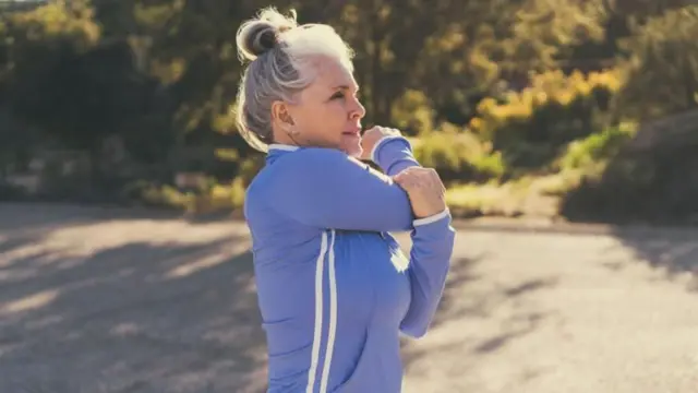 Une femme fait de l'exercice