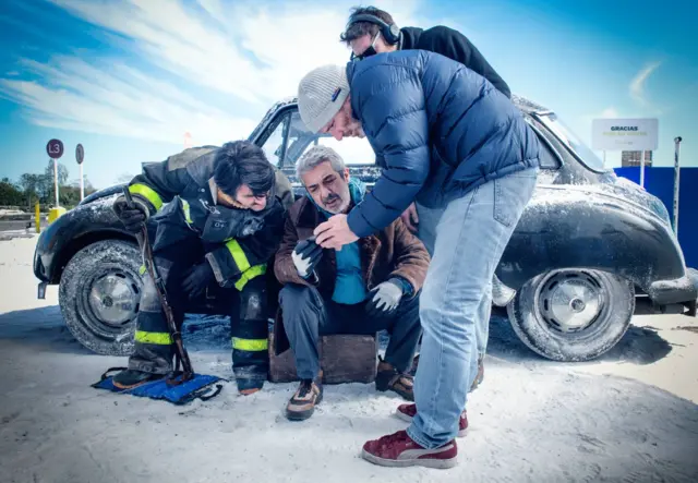 Los actores César Troncoso y Ricardo Darín junto a parte del equipo técnico en el rodaje de "El eternauta".
