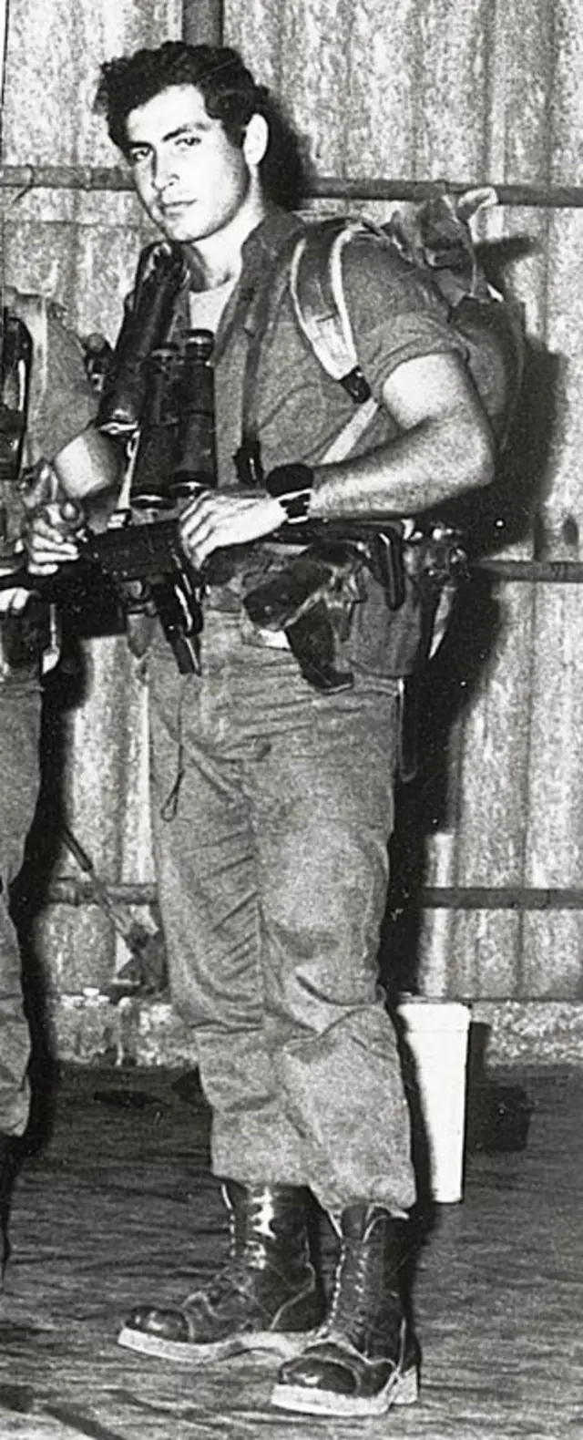 1967 වසරේදී ඊශ්රායල් හමුදාවේ සේවයට බැඳුණු අතර ඊශ්රායල හමුදාවේ විශේෂ බලකායේ ඒකකයක් වන 'සයෙරෙට් මට්කල්' හි සේවය කළේය.