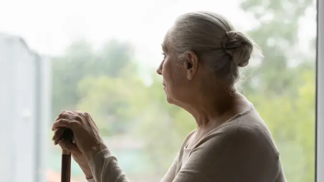 设计图片:一位感觉气馁的老太太望向窗外