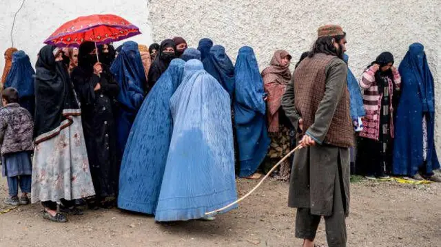 یوې شمېرې مېرمنې  د مرستو له یو مرکزه مرستو ترلاسه کولو لپاره راغونډې شوې دي