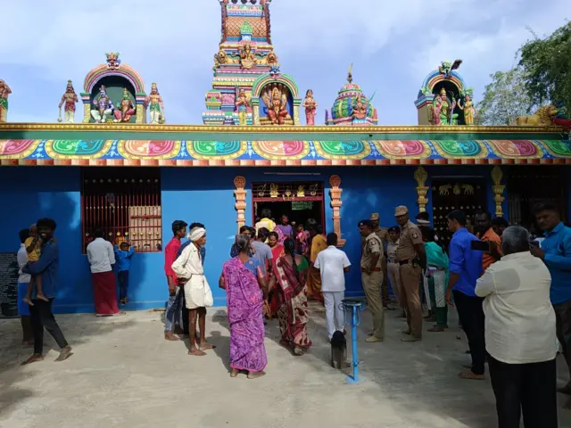சமூகத்தில் மாற்றம் நிகழ வேண்டும்