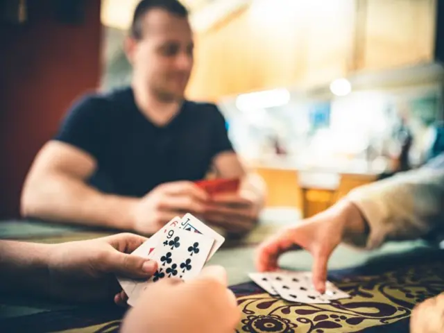 Pessoas reunidas jogando carta