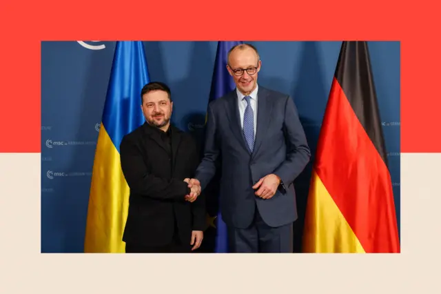 Ukrajinski predsednik Vladimir Zelenski (levo) i nemački kancelar Fridrih Merc rukuju se pre bilateralnih razgovora tokom 62. Minhenske bezbednosne konferencije