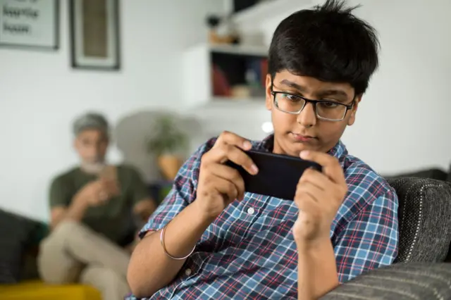 உலக பெற்றோர் தினம்: பெற்றோர் குழந்தைகளுக்கு அதீத செல்லம் கொடுப்பதால் என்ன ஆபத்து?