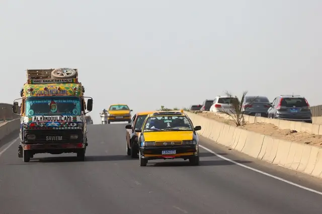 Vue sur les minibus colorés appelés « cars rapides », qui assurent le transport urbain à Dakar, la capitale du Sénégal, depuis plus de 60 ans.
