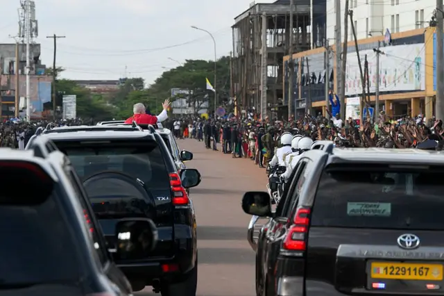 Le pape Léon XIV salue les fidèles à sa sortie de l'aéroport international de Yaoundé Nsimalen et du palais présidentiel, le 15 avril 2026 à Yaoundé (Cameroun). 