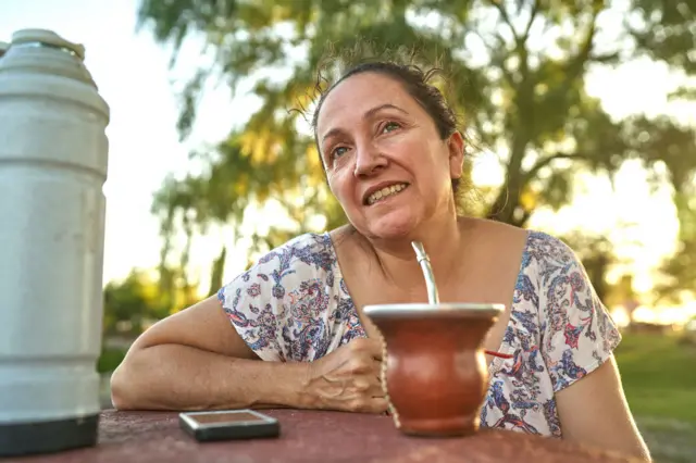 Mulher sorrindo ao ladobonusbetanocuiabonusbetanochimarrão