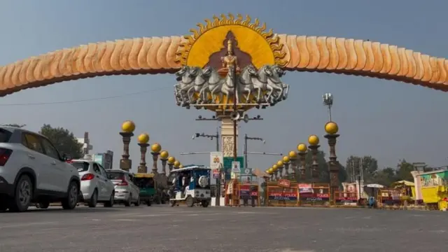 અયોધ્યામાં રામમંદિર સુધી રામપથ બની ગયો છે. સરકાર દ્વારા અયોધ્યાનું સૌંદર્યીકરણ પણ કરવામાં આવ્યું છે