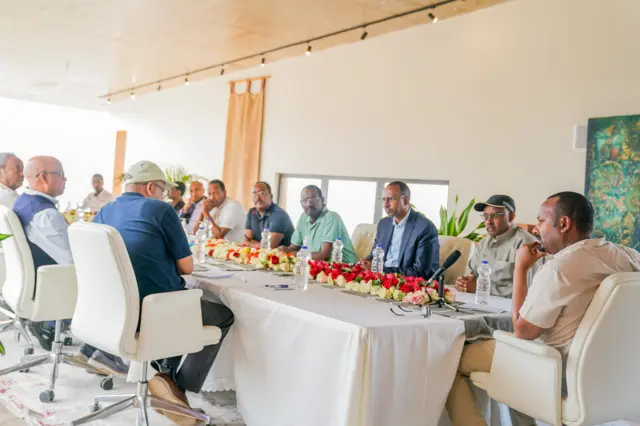 ብወገን መንግስቲ ድማ፡ ኣብዪ ኣሕመድ፡ ምክትሉን ሚኒስተር ጉዳያት ወጻኢን ደመቀ መኮንን፡ ላዕለዋይ ኣዛዚ ሰራዊት ኢትዮጵያ ፊልድ ማርሻል ብርሃኑ ጁላ፡ ኣማኻሪ ጉዳያት ጸጥታ ሬድዋን ሑሴን፡ ሚኒስተር ምክልኻል ኣብርሃም በላይን ዝርከብዎም ሰበስልጣን ተረኺቦም ነይሮም።