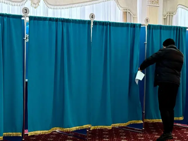 Мужчина заходит в избирательную кабинку