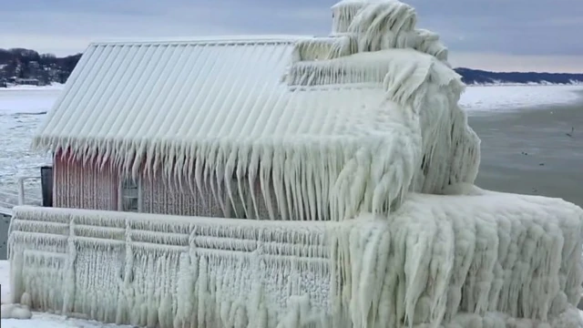 Aworan ile ti yinyin bo mọlẹ