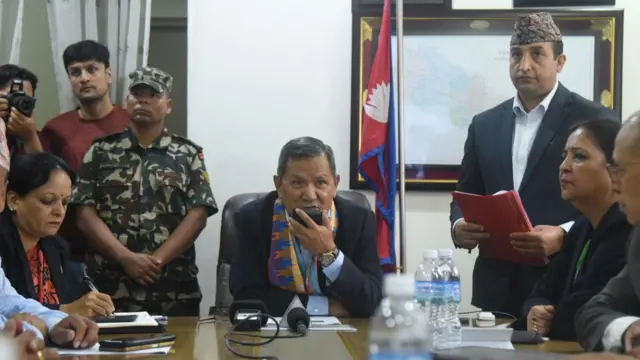 सञ्चारमन्त्री पृथ्वीसुब्बा गुरुङ मन्त्रालयमा अधिकारीहरूसँग