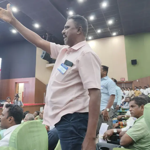 கருத்துக் கேட்பு கூட்டத்தில் பேனா சிலை அமைக்க எதிர்ப்பு எழும்போது, பேசவிடாமல் கூச்சலிடும் ஒரு நபர்