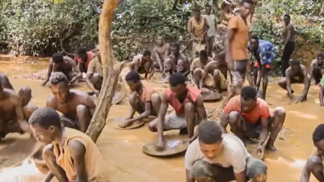 በወርቅ ፍለጋ ላይ ያሉ ወጣቶች