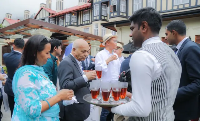 පේද්රෝ තේ වතුයායෙදී ලෝකප්රකට “ සිලෝන් ටී” තේ හී රස බැලීමට ද මෙම විදේශ දුත මණ්ඩල ප්රධානීන්ට අවස්ථාව හිමි වුණි.