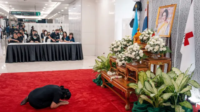 ประชาชนที่มาลงนามถวายความอาลัยแด่สมเด็จพระนางเจ้าสิริกิติ์ พระบรมราชินีนาถ พระบรมราชชนนีพันปีหลวง ณ บริเวณโถงชั้น 1 อาคารภูมิสิริมังคลานุสรณ์ โรงพยาบาลจุฬาลงกรณ์ สภากาชาดไทย เมื่อ 26 ต.ค. 