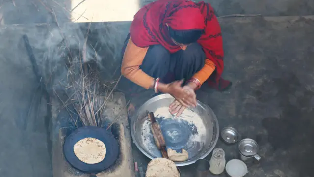 काम करताना महिला 