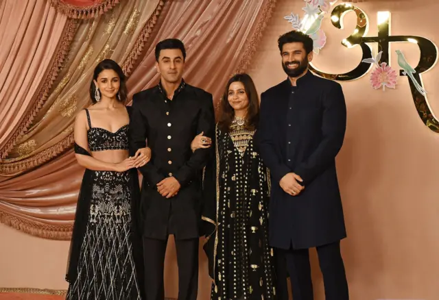 အမ်ဘာနီမိသားစုမင်္ဂလာပွဲတက်ရောက်လာတဲ့ မြန်မာပရိသတ်အားပေးမှုအများဆုံး ဘောလီးဝုဒ်မင်းသားရန်ဘီးကပူးနဲ့ မင်းသမီး အာလီယားဘတ်တို့စုံတွဲ