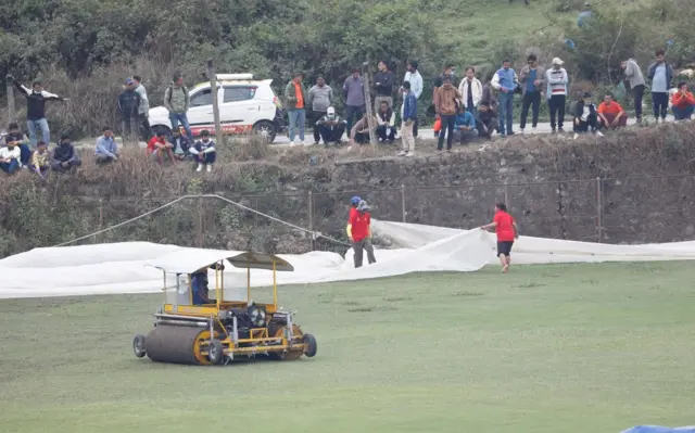 ११ बजे पानी पर्न रोकिएपछि आउट फिल्ड सुकाउन निकै मेहनत गरिएको थियो