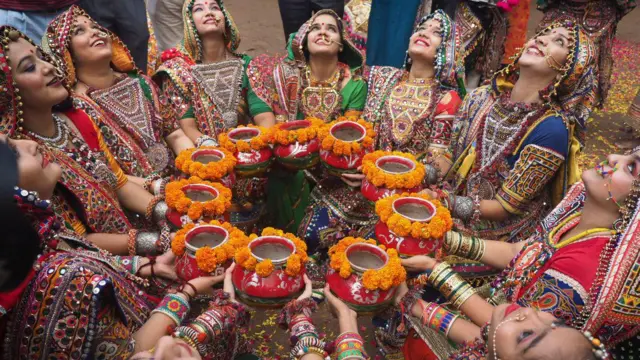 નવરાત્રિ સમયે માતાજીની આરાધના કરતાં મહિલાઓ 