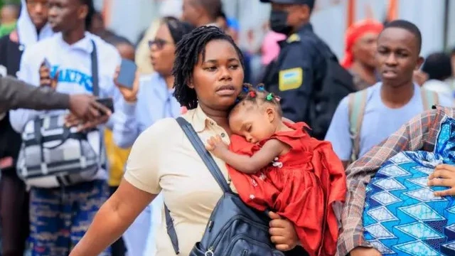 Abantu barajabuka n'amaguru bamwe bitwaje ivyo bashoboye guterura mu ntoke, abandi bateruye abana