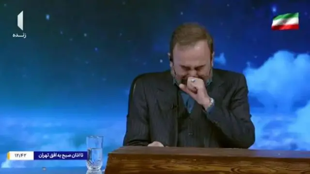 Mzungumzaji wa habari kwenye kituo cha televisheni ya serikali ya Iran akitangaza kifo cha Kiongozi Mkuu Ayatollah Ali Khamenei, akilia wakati wa matangazo ya moja kwa moja.