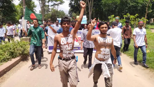 সরকারি চাকরিতে কোটাব্যবস্থা বাতিলের দাবিতে টানা আন্দোলনে বাংলাদেশের বিশ্ববিদ্যালয়ের শিক্ষার্থীরা। 