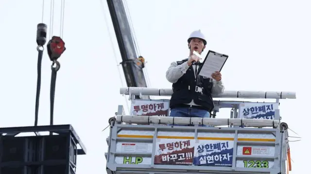 크레인으로 높이 올라가 집회 연설 중인 최승호 삼성전자 노조 지부장