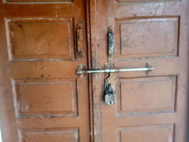 પરિવારના ઘરે તાળું