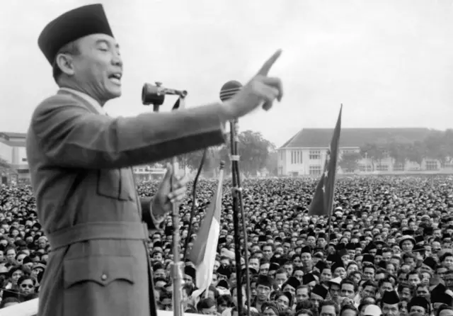 Sukarno berpidato di hadapan massa sebanyak 200.000 orang di Makassar untuk menuntut kemerdekaan dari Belanda.