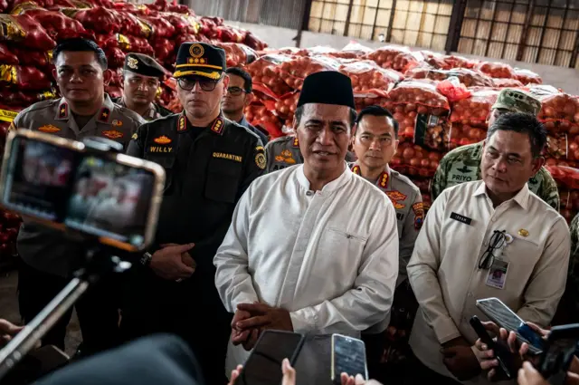 Menteri Pertanian Amran Sulaiman (tengah) mengatakan telah menyiapkan anggaran Rp1,5 triliun untuk pemulihan lahan sawah pascabencana Sumatra.