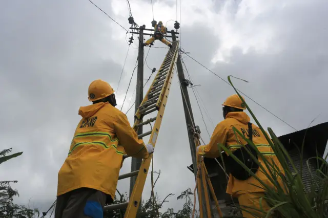 Petugas PLN dari UID Kalimatan Selatan dan Kalimatan Tengah memperbaiki jaringan listrik di Desa Burni Pase, Kecamatan Permata, Bener Meriah, Aceh, Sabtu (13/12/2025).