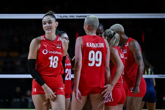 Zehra Güneş ve diğer milli voleybolcular maçta alınan skor sonrasında kutlama yapıyor