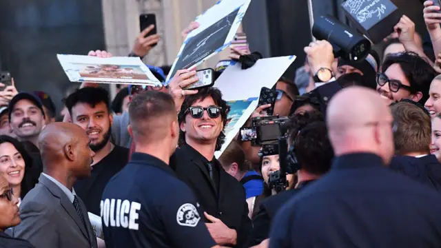 Jacob Elordi llega al Teatro Chino TCL, escenario del estreno de la temporada 3 de la serie