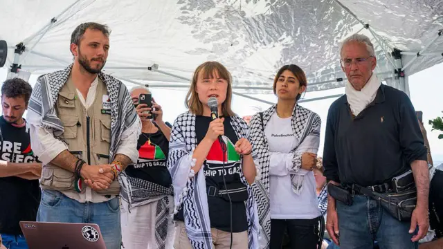 Грета Тунберг с частью экипажа судна Madleen незадолго до отправления в Газу во время пресс-конференции в Сан-Джованни-Ли-Кути 1 июня 2025 года в Катании, Италия.