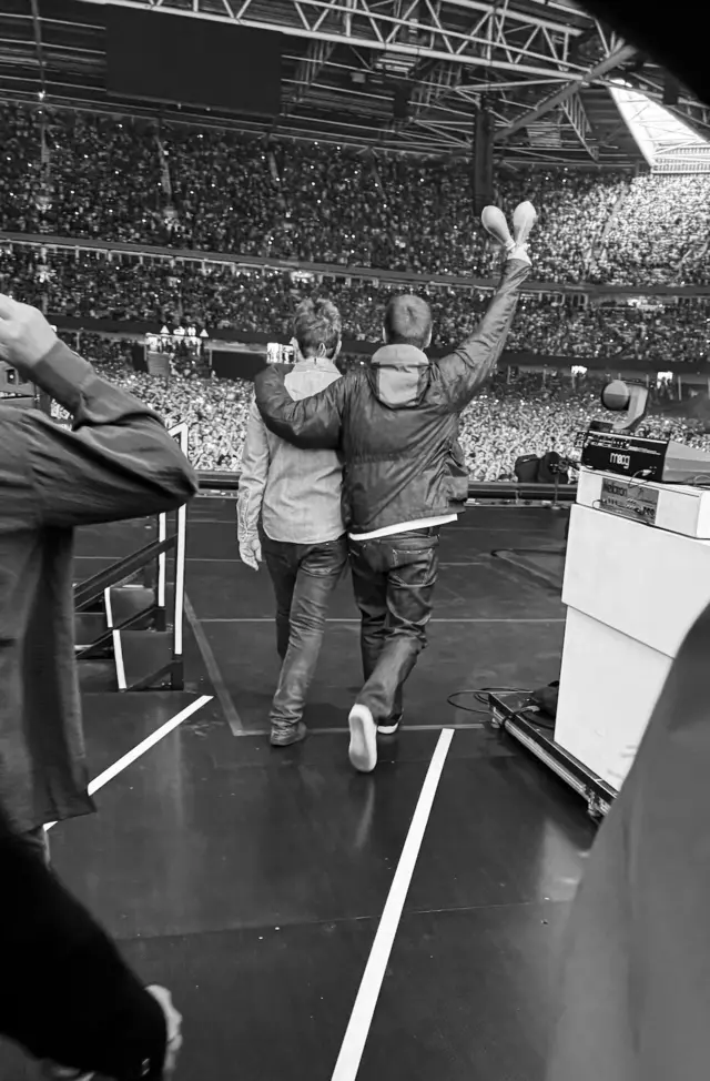 Pogled iza bine na koncertu grupe Oejzis