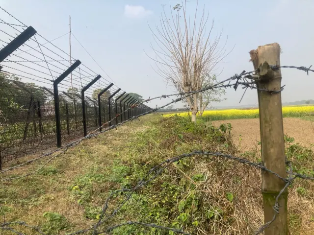 যেখানে চিরাচরিত কাঁটাতারের বেড়া (বাঁয়ে) দেওয়া যাচ্ছে না, সেখানে একসারি বেড়া (ডানে) দেওয়া হচ্ছে