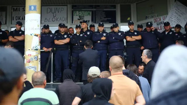 Protest građana i policije ispred fakulteta