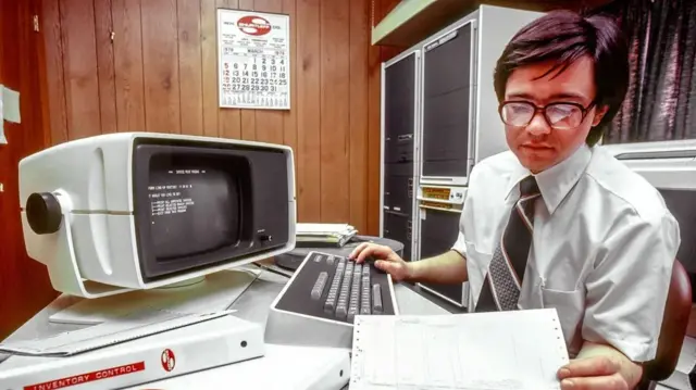 شخص يعمل على جهاز كمبيوتر