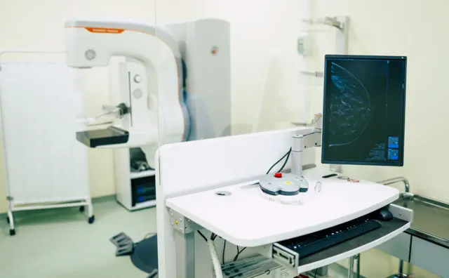 Salle de laboratoire de diagnostic moderne avec machine mammographie de système de rayon X dans un hôpital ou une clinique privée.