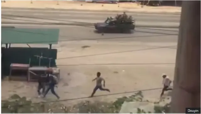 Ifoto igaragaza abigaragambya bari guhunga Polisi