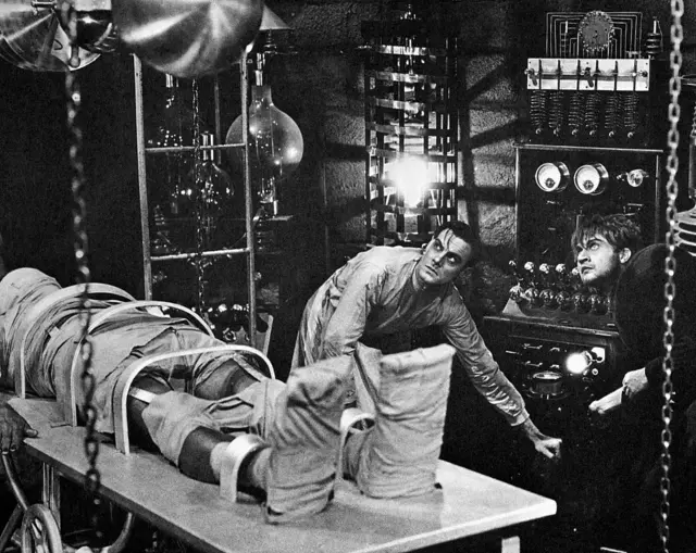 Dr. Frankenstein rolünde Colin Clive ve asistanı Fritz rolünde Dwight Frye, Mary Shelley'nin Frankenstein romanının 1931 yapımı film uyarlamasından bir sahnede, canavarlarını hayata geçirmek için hazırlanıyorlar.