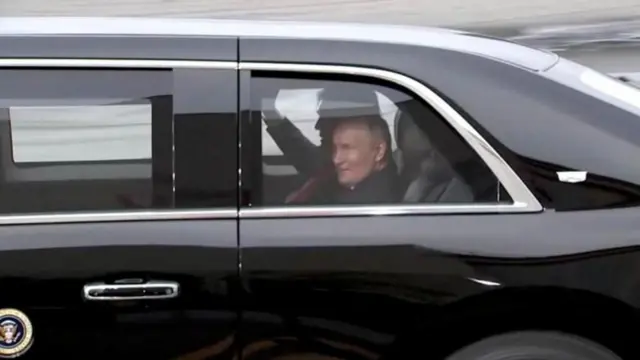 Putin ve Trump, zirveye giderken ABD başkanlık aracı The Beast'e (Canavar) birlikte bindi. 