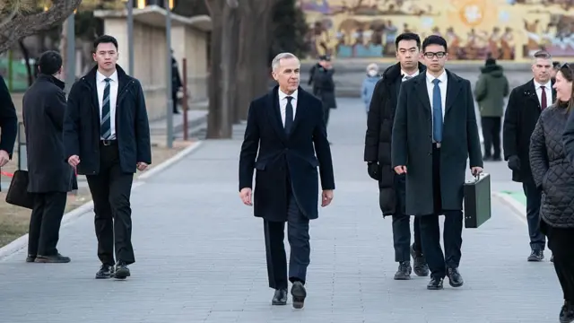 मार्क कार्नी बीजिंग में एक प्रेस कांफ्रेंस को संबोधित करने जाते हुए