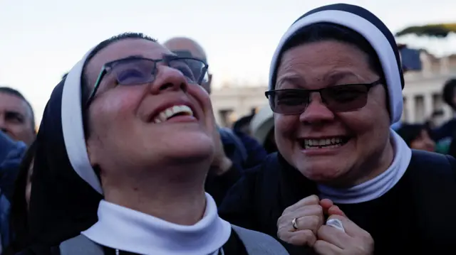 Mata da ke yi wa majami'a hidima suna dariya tare da hawaye duk a cikin murnar bayyanar sabon Fafaroma.