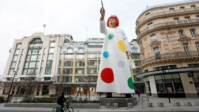 2023 yılında Paris'teki Maison Louis Vuitton'un dışında dikilen Yayoi Kusama heykeli.