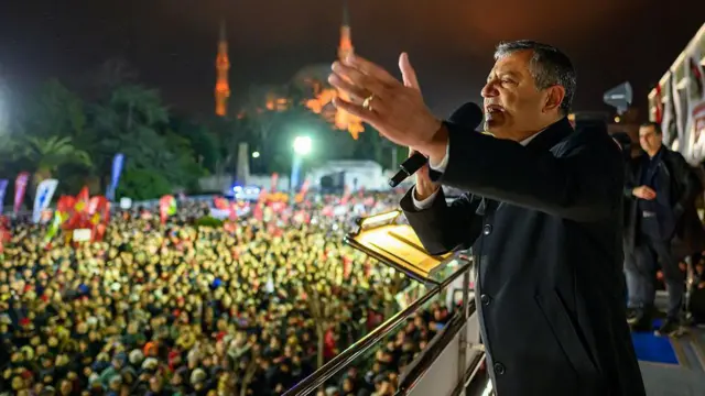 CHP lideri Özgür Özel otobüsün üstünden konuşuyor. Kalabalık onu dinliyor. 