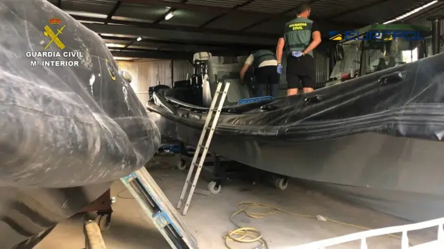 Polícia espanhola durante apreensão de narcolanchas
